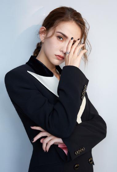 昆凌高颜值时尚性感杂志写真图片27