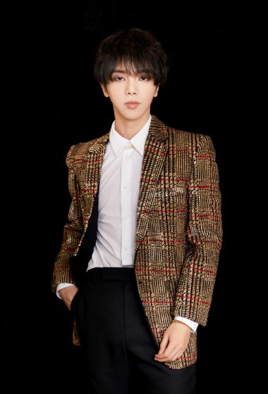 华晨宇金属西装炫酷写真图片16