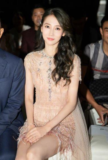 弦子裸色羽毛裙优雅写真图片59