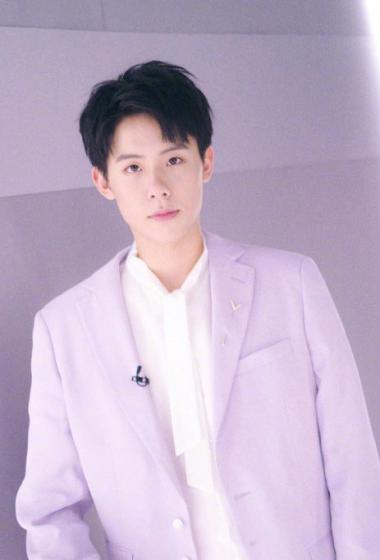 周奇可爱西装写真图片46