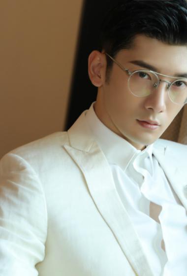 刘芮麟白色西服帅气活动照图片13