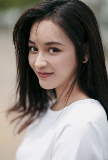 简介:王一菲清新养眼写真图片,分享一组王一菲图片