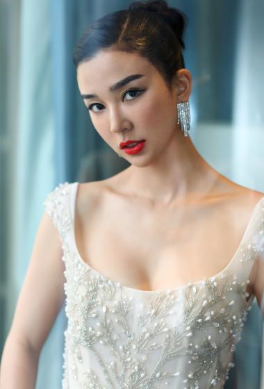 姚星彤深v长裙性感活动照图片44