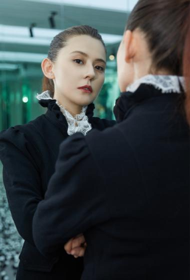 简介:热依扎性感酷黑写真图片,分享一组热依扎图片给大家,图中的明星