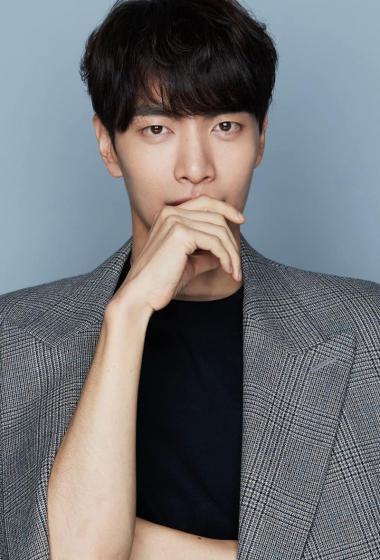 李民基帅气文艺写真图片19