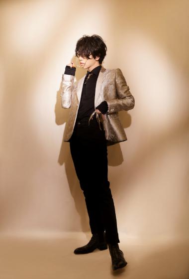 华晨宇刺绣西装帅气时尚写真图片49