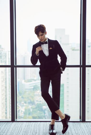 > 刘海宽黑色西服帅气活动照图片(1/7)