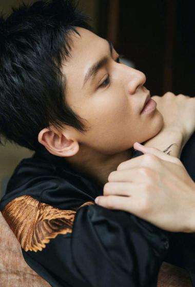 张哲瀚清爽帅气写真图片36