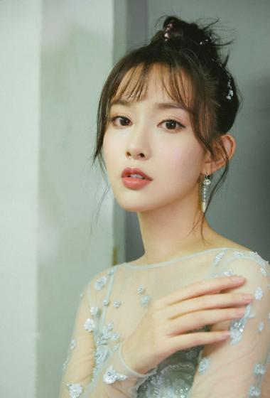 孟子义丸子头活泼俏皮写真图片26