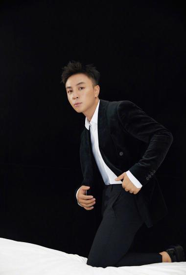 释小龙黑色西服帅气图片写真33