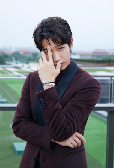 刘以豪红色衬衣帅气写真图片511