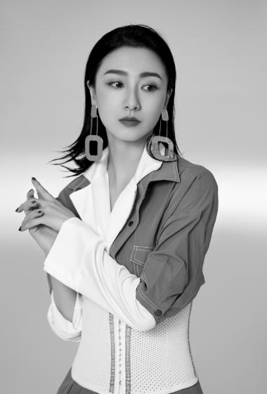 叶青时尚摩登黑白写真图片39