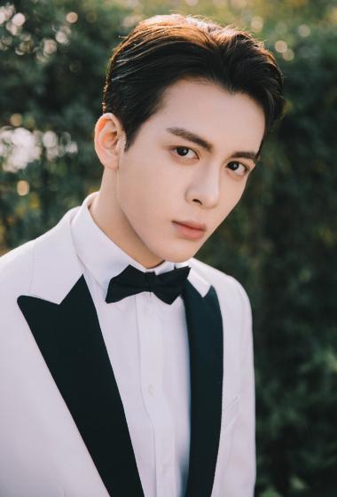 > 曾舜晞纯白西装优雅写真图片(8/8)