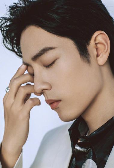 肖战米白西装俊朗写真图片45