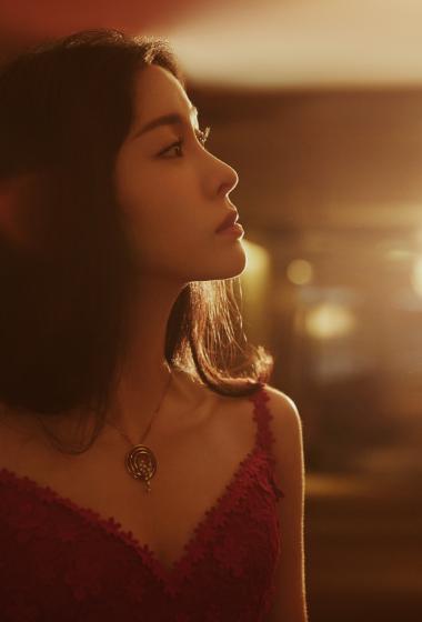 张碧晨玫瑰红裙优雅写真图片77