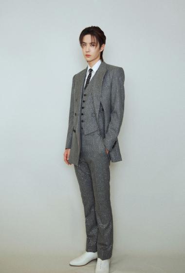 王一博灰色星光西装帅气图片77