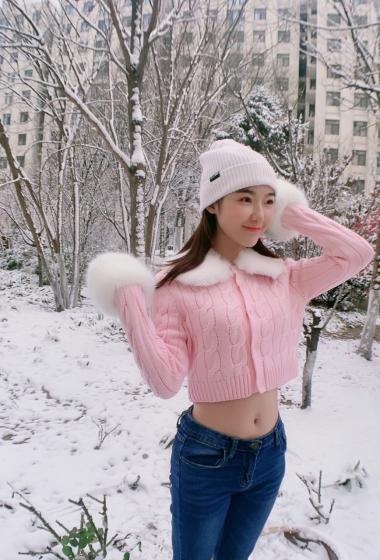 宁心露脐装雪景自拍图片14