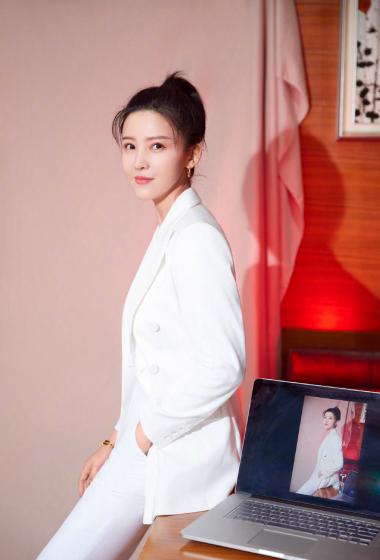 杨子姗纯白西装优雅写真图片56