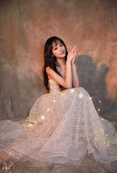 郑爽白色镂空裙性感写真图片24