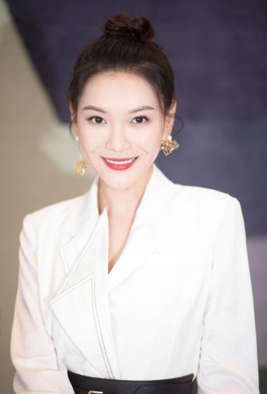 栗坤白色西装优雅活动照图片78