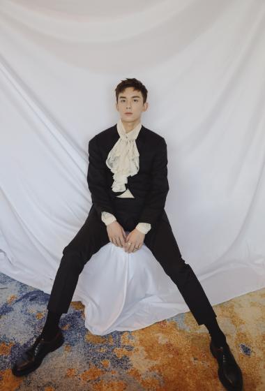 吴磊黑色西装冷峻帅气写真99