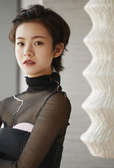 李庚希黑色短裙优雅写真图片56