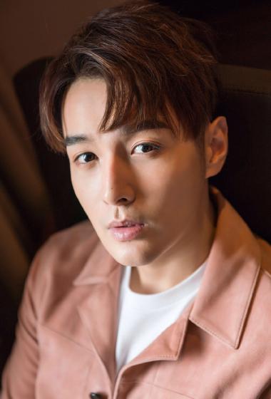 张昊唯粉色外套帅气写真图片25