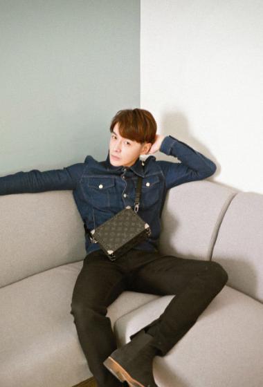 张昊唯休闲帅气写真图片24