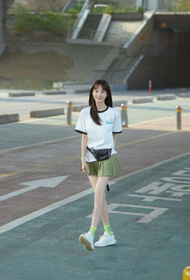 简介:郑雅文青春活力养眼写真图片,分享一组郑雅文图片给大家,图中的