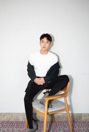 张昊唯黑白简约写真图片89