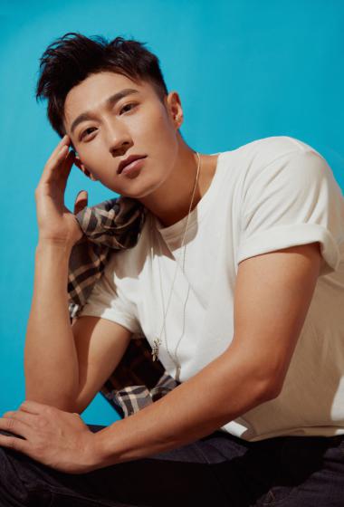 王森格子衬衣帅气活动照图片47