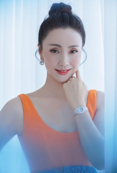 简介:陶虹水晶礼服优雅写真图片,分享一组陶虹图片给大家,图中的明星