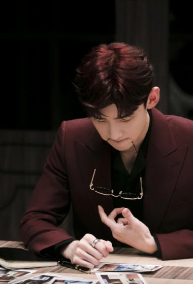 白敬亭红色西装帅气图片810