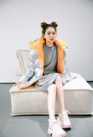 戚薇丸子头清新俏皮写真图片24