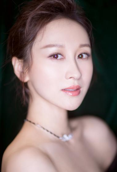 简介:练练迷人锁骨性感活动照图片,分享一组练练图片