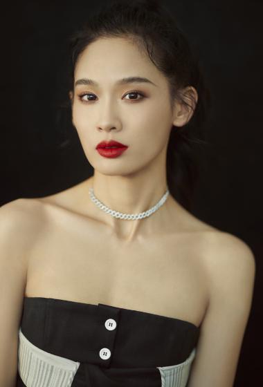 简介:屈菁菁性感迷人写真图片,分享一组屈菁菁图片给大家,图中的明星