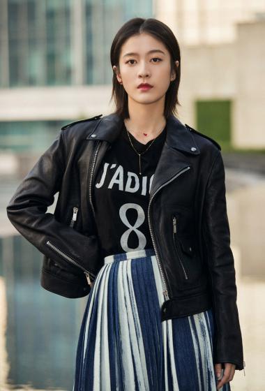 简介:张雪迎格子裙时尚写真图片,分享一组张雪迎图片给大家,图中的