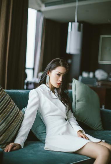 李沁白色西装裙干练写真图片115