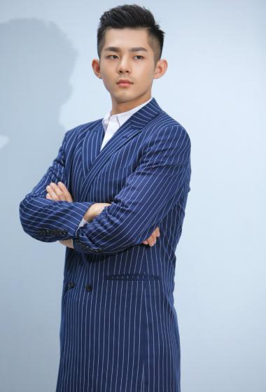 潘宥诚蓝色条纹西服帅气写真39