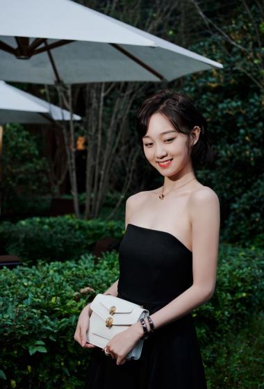 李子璇黑色抹胸裙优雅写真图片44
