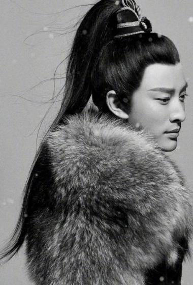 > 贾乃亮古装造型黑白照图片(6/9)