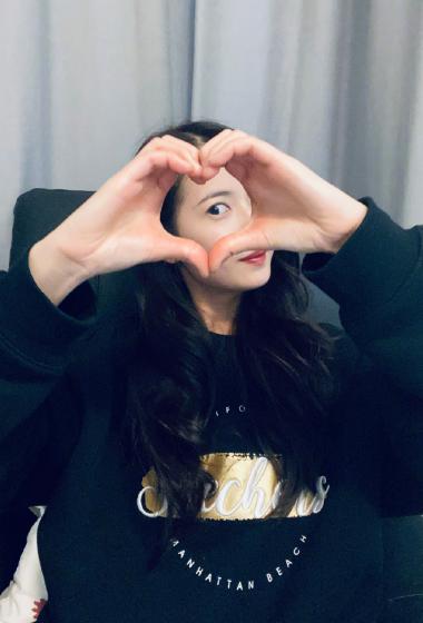 陈钰琪私服比心俏皮自拍照图片(4张)