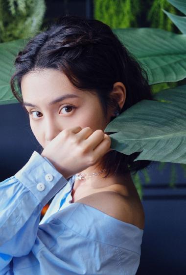 韩丹桐蓝色路肩衬衣性感写真1113