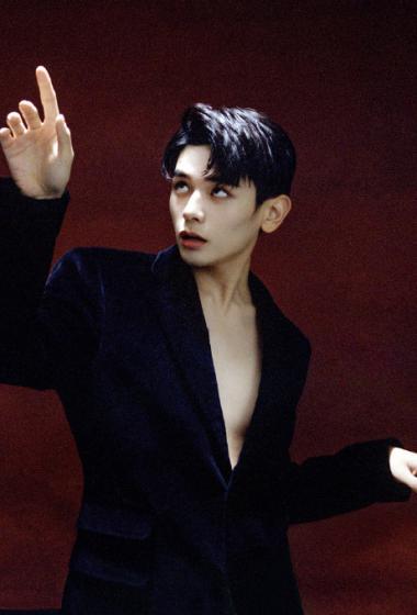 姚弛丝绒西装帅气写真图片1718