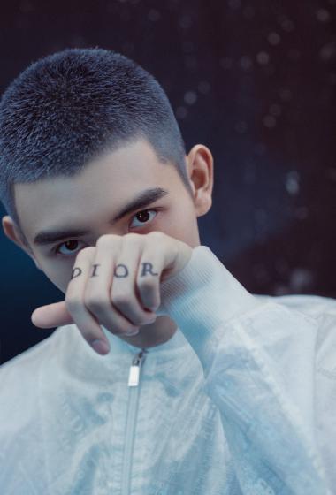 陈飞宇蓝色寸头未来感写真图片16