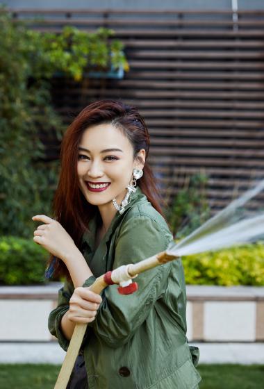 尚语贤绿色风衣酷美写真图片55