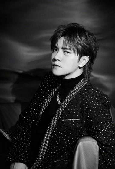 罗志祥星空西装黑白写真图片36
