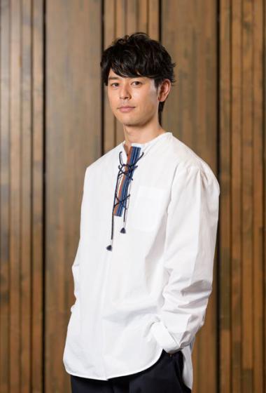 妻夫木聪简洁白衣写真图片312