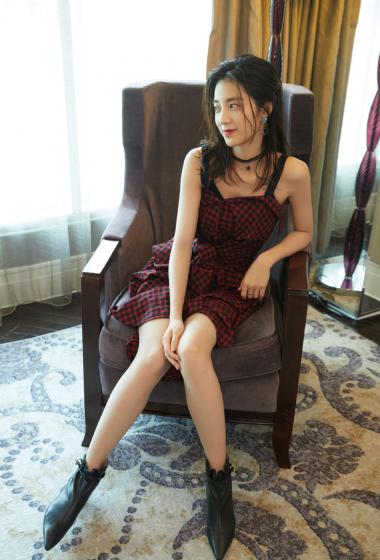 简介:万鹏吊带裙甜美写真图片,分享一组万鹏图片给大家,图中的明星