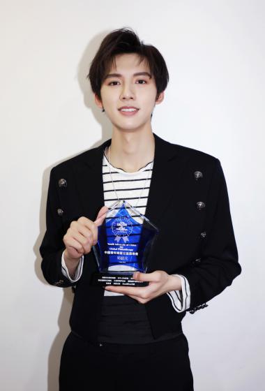 邓超元公益活动照帅气图片46